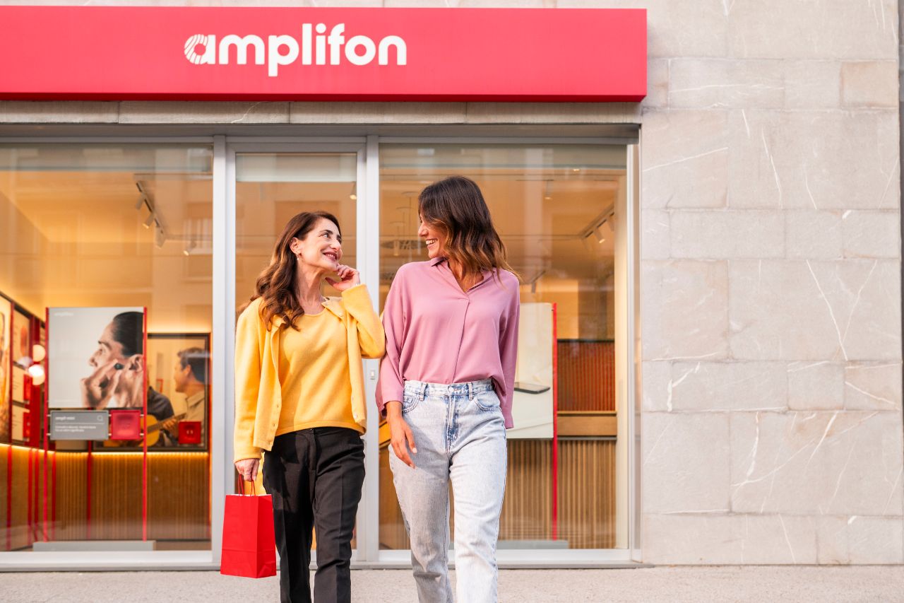 Moeder en dochter voor een Amplifon hoorcentrum