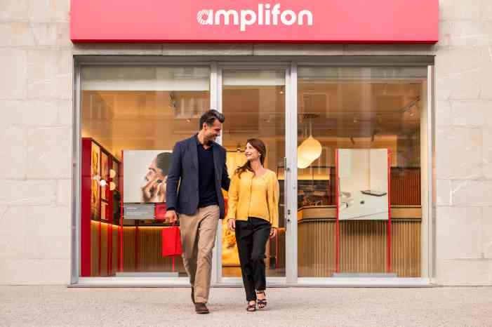 Amplifon Audiologist talking with her clients