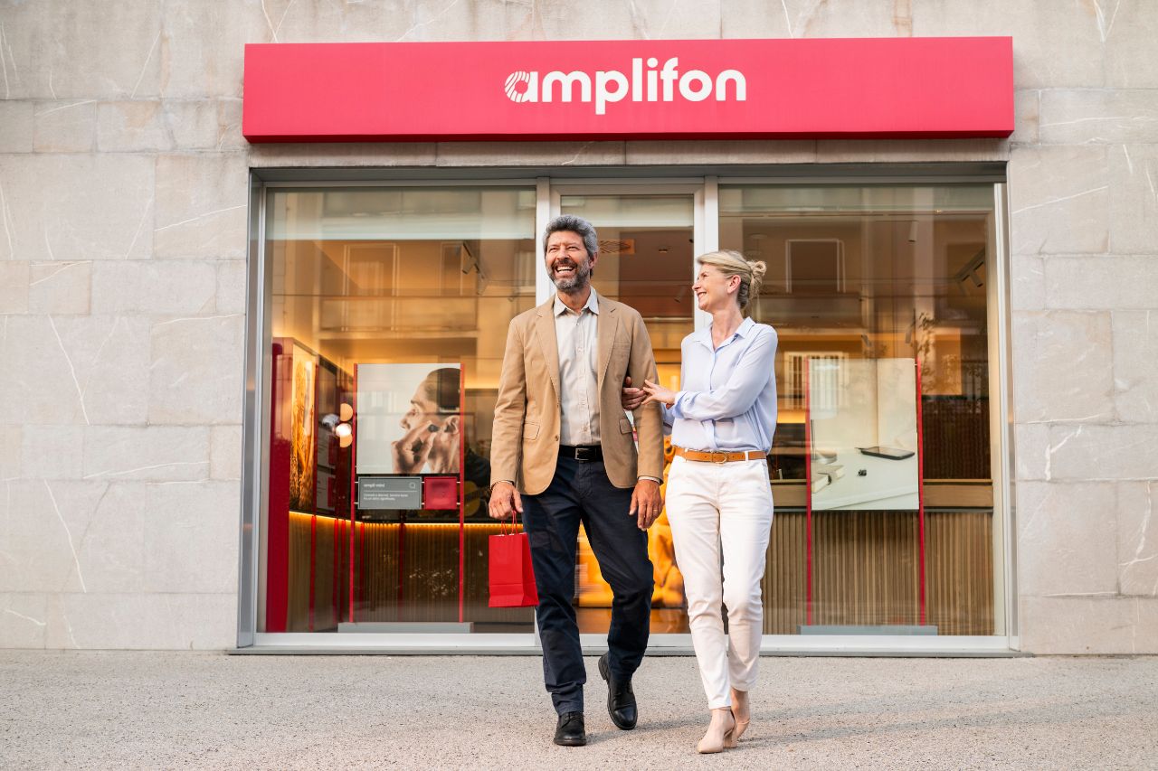 Couple devant un centre auditif Amplifon