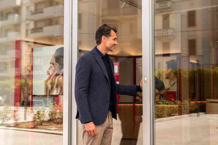 Man komt bij een Amplifon hoorcentrum