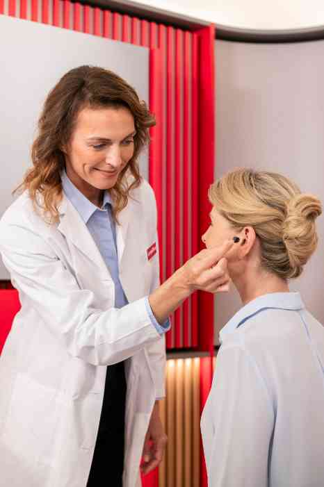 Gros plan sur l'oreille d'un homme