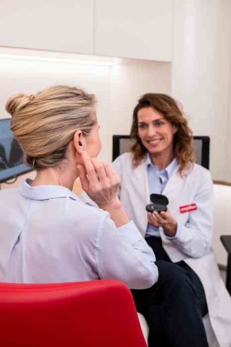 Coppia di ragazzi cammina in montagna