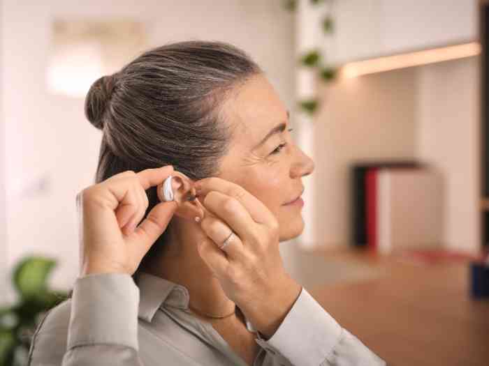 femme positionnant un appareil auditif Ampli Energy.