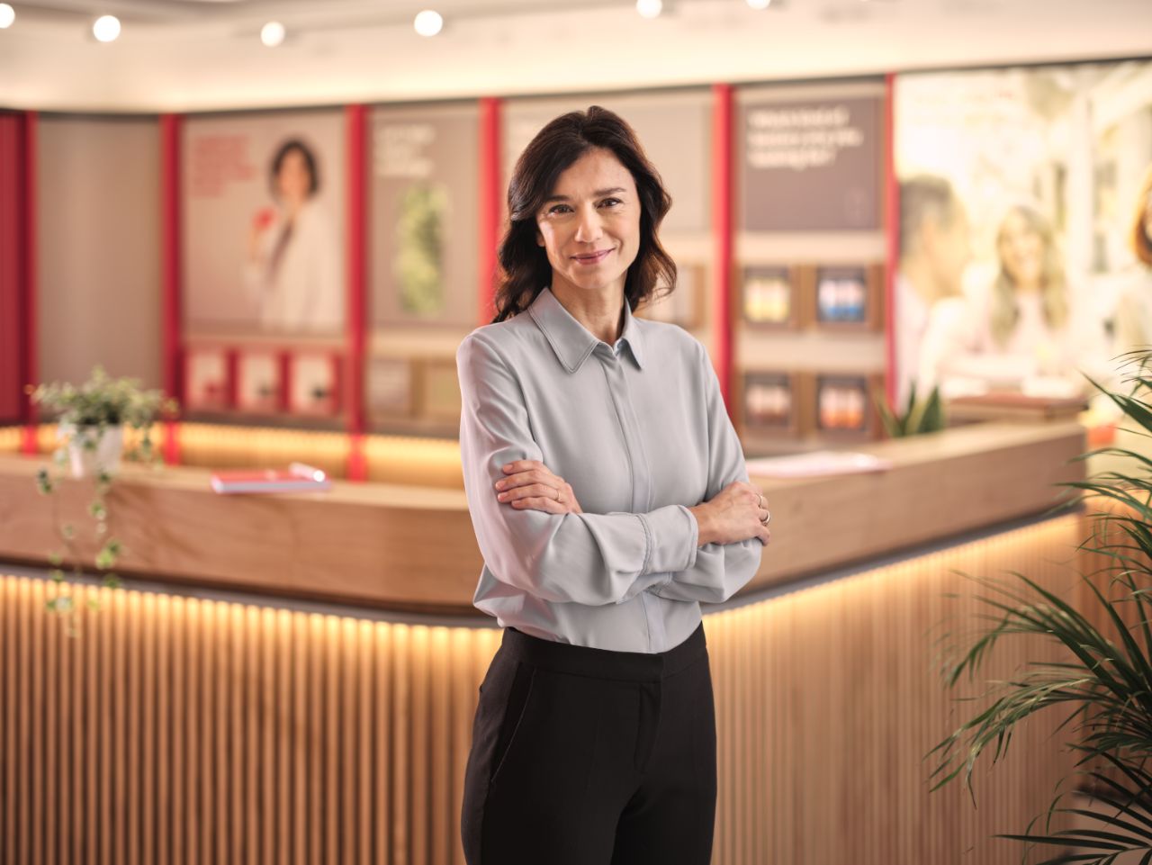 Un expert Amplifon souriant dans l'un de leurs magasins