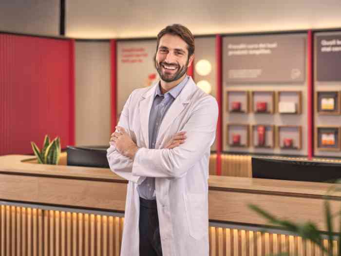 A couple entering an Amplifon store.