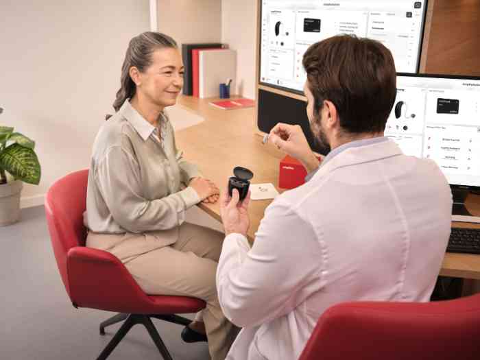audiologiste montrant Ampli Energy à une femme.