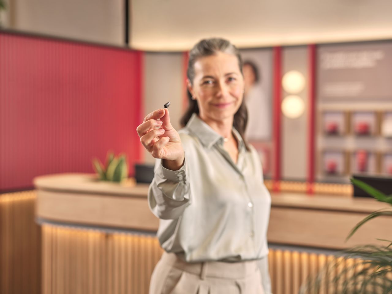 Kunde zeigt ein Mini-Titanium-Produkt.