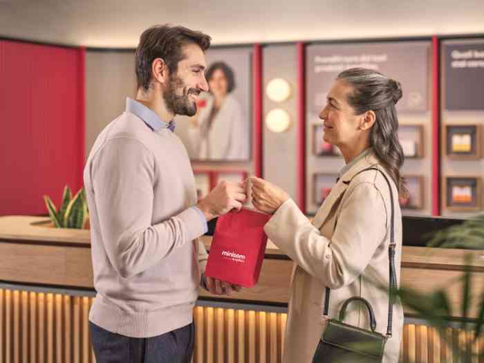 Une femme achète un appareil auditif