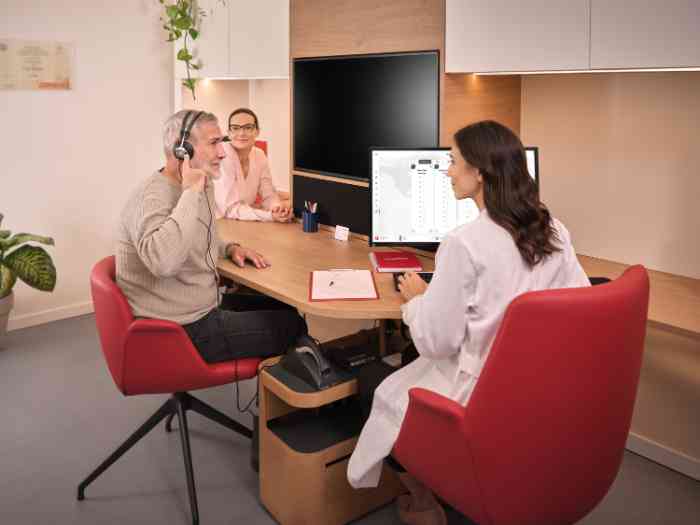 Eine Dame mit Kopfhörern in einem Amplifon-Filiale