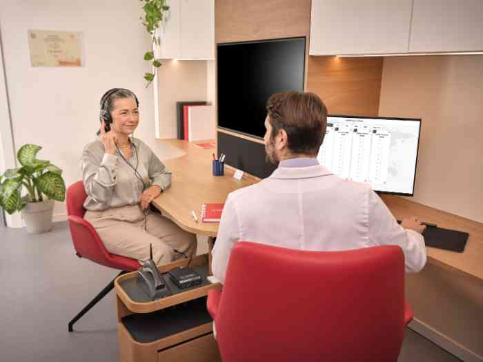 femme faisant un test auditif avec un audiologiste en blouse.