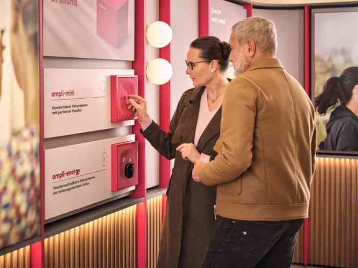 Eine Wand mit Ampli Mini-Produkten in einem deutschen Geschäft.