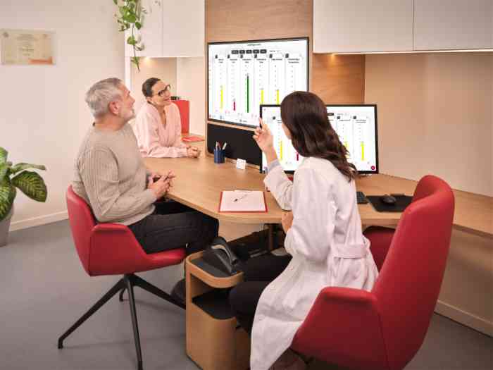 Amplifon-Audiologe zeigt einigen Kunden die Testergebnisse