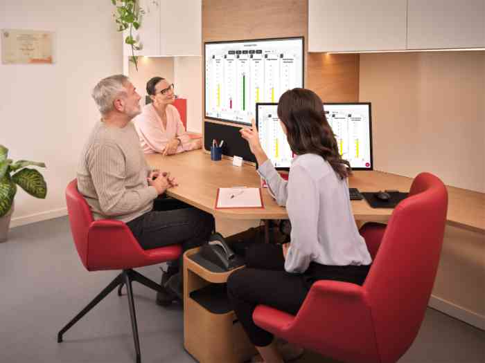 coppia che esamina i risultati del test dell'udito con un audiologo senza camice.