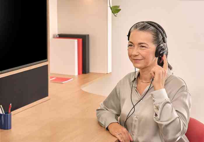 donna che sta sostenendo un test dell'udito.