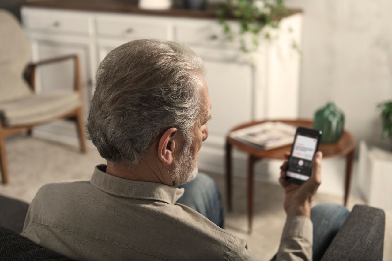 man gebruikt senioren telefoon