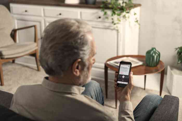 Man gebruikt Amplifon app