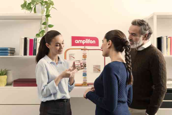 Amplifon hearing expert showing customers the latest Amplifon products