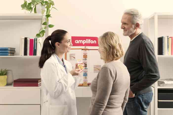 Amplifon's audiologist giving a pair of hearing aids to customers