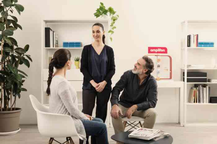 Amplifon Audiologist talking with her clients