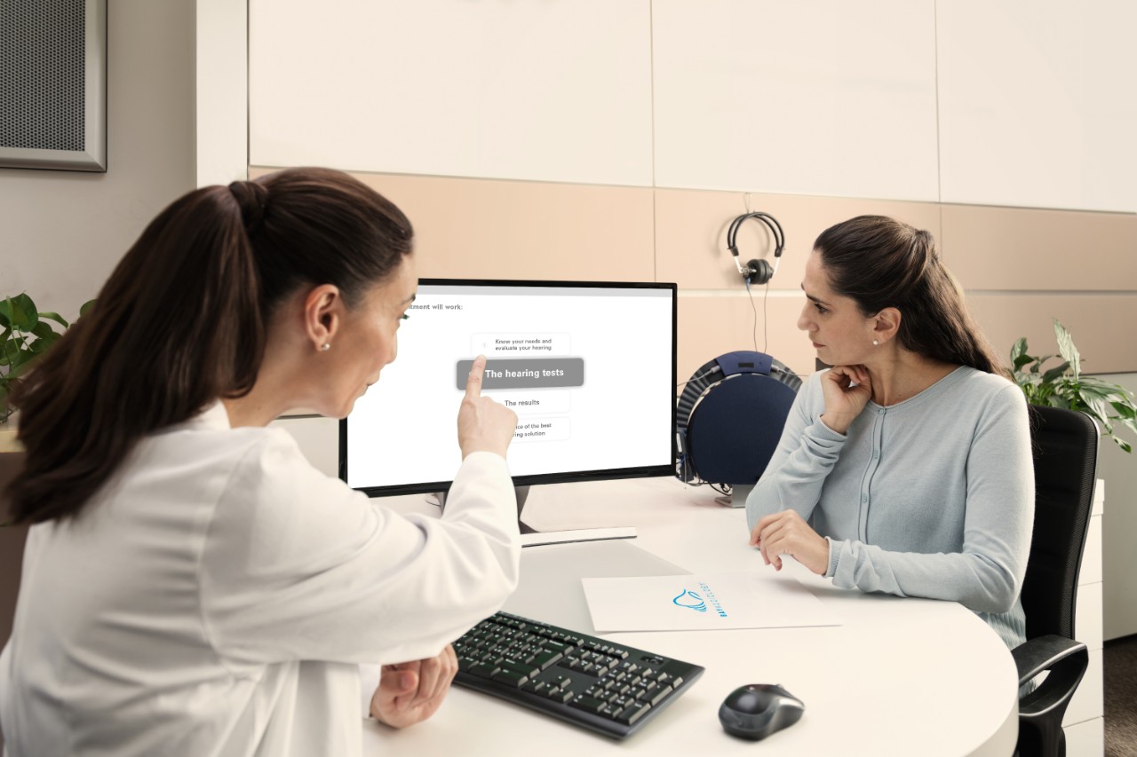Una donna si sottopone a un test dell'udito presso Amplifon