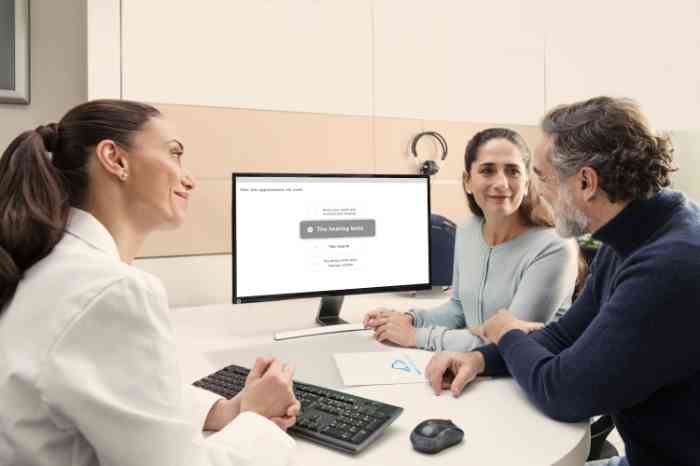 Mann mit Hörgerät im Amplifon Store