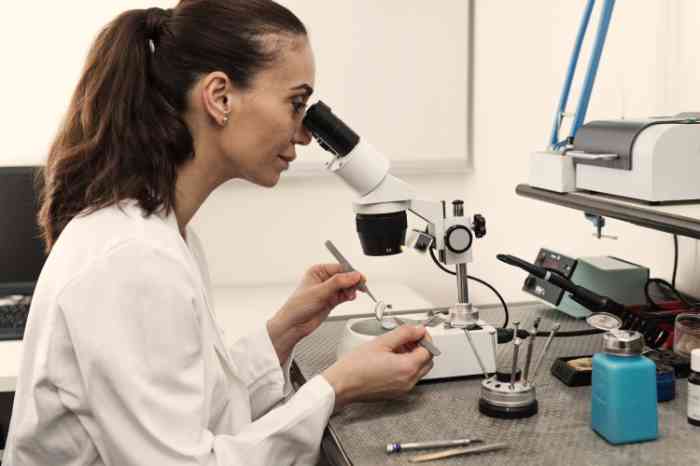 Amplifon audiologist at work with hearing aids