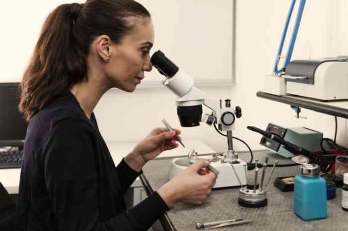 L'audiologiste ajuste une aide auditive