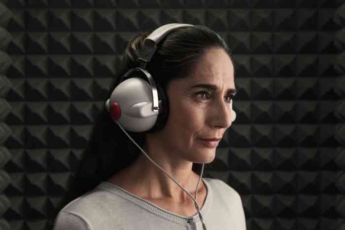 Une femme réalisant un test auditif dans un centre Amplifon