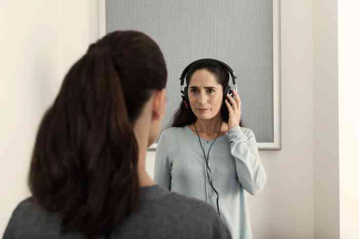 Audioprothésiste faisant passer un test auditif à une femme.