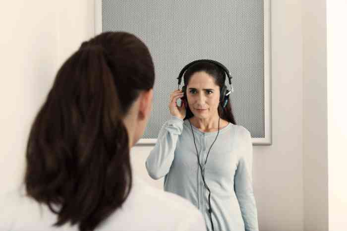 Une audioprothésiste conseillant un client dans un centre Amplifon