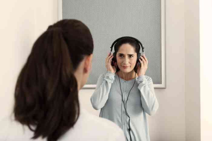 Audioprothésiste faisant passer un test auditif à une femme.