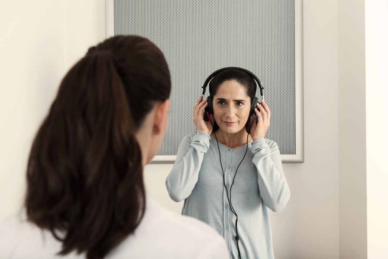 Vrouw voert een gehoortest uit