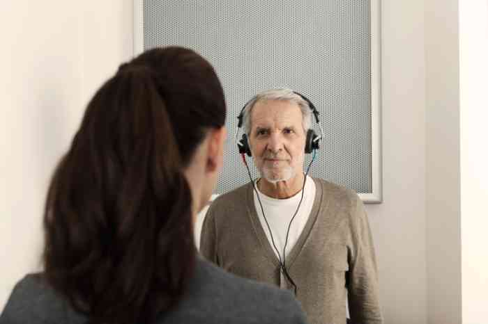 Audioprothésiste faisant passer un test auditif à un homme senior.