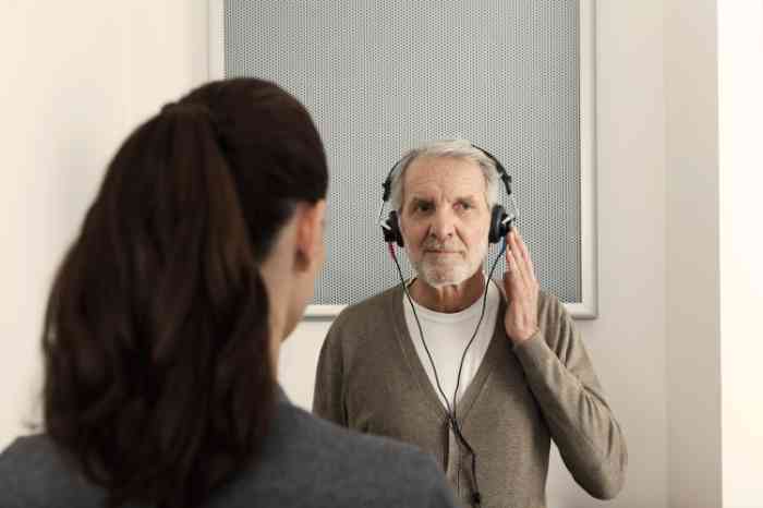 Audioprothésiste faisant passer un test auditif à un homme senior.