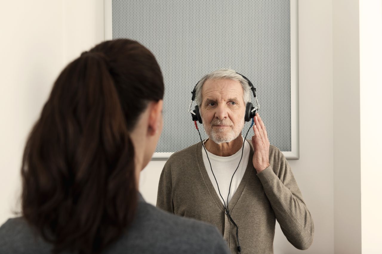 Un uomo con cuffie audiometriche che esegue il test dell'udito.