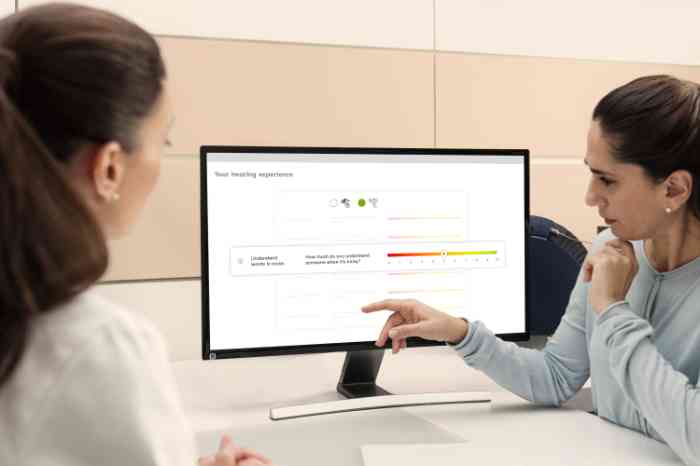 Frau führt Hörtest am Computer durch