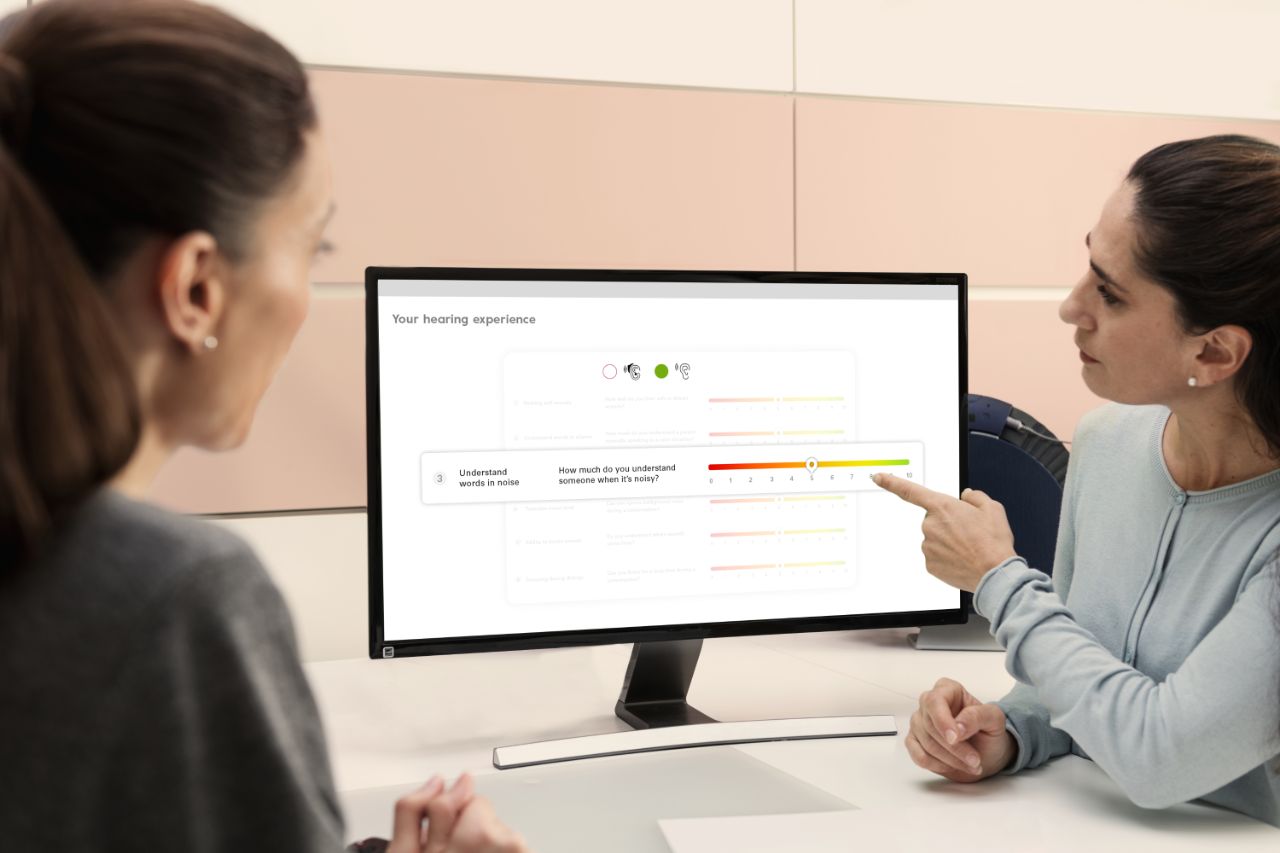Femme effectuant un test auditif sur un ordinateur