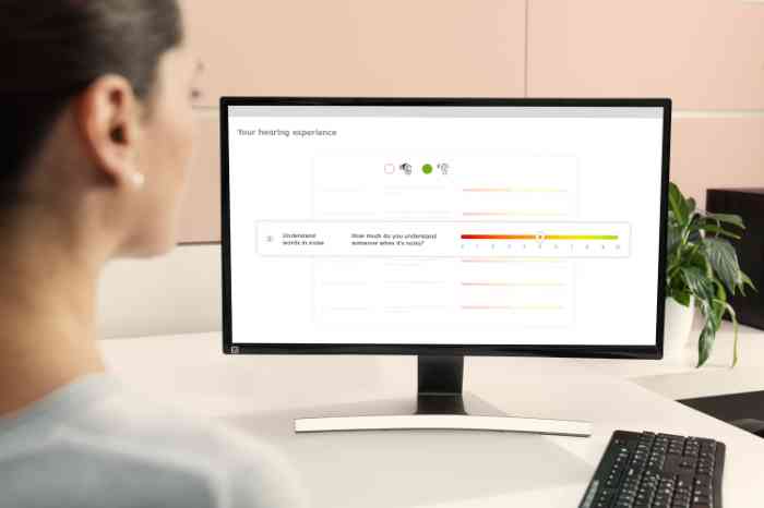 Frau mit Hörtest-Bildschirm vor sich