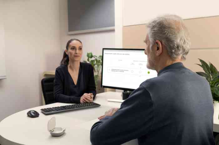 Homme parlant avec une experte Amplifon