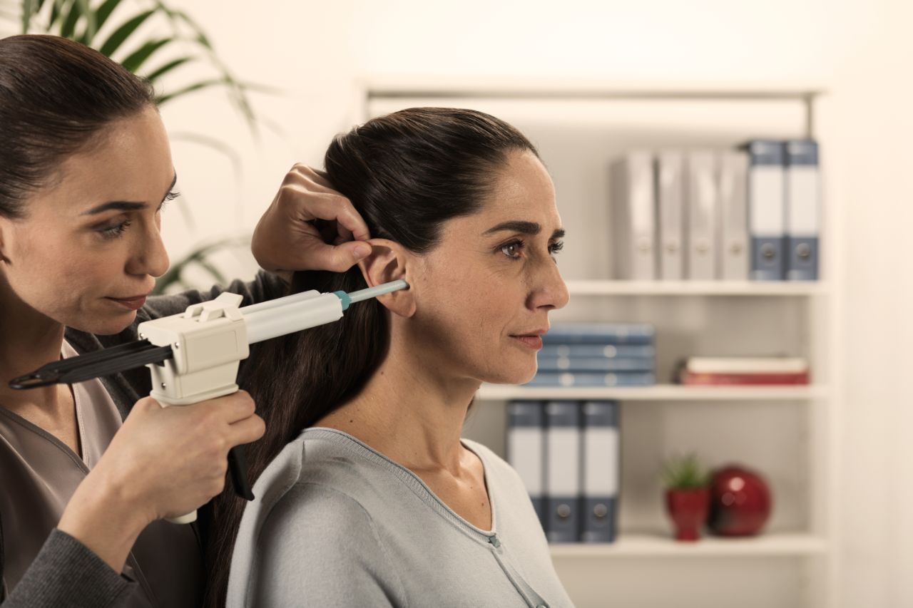 Audioprotesista controlla udito di una cliente