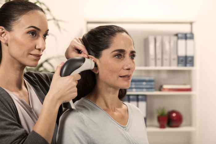 Woman during a hearing test with an Amplifon professional