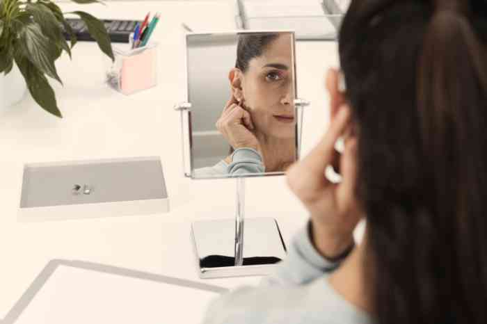  eine Frau wird reflektiert