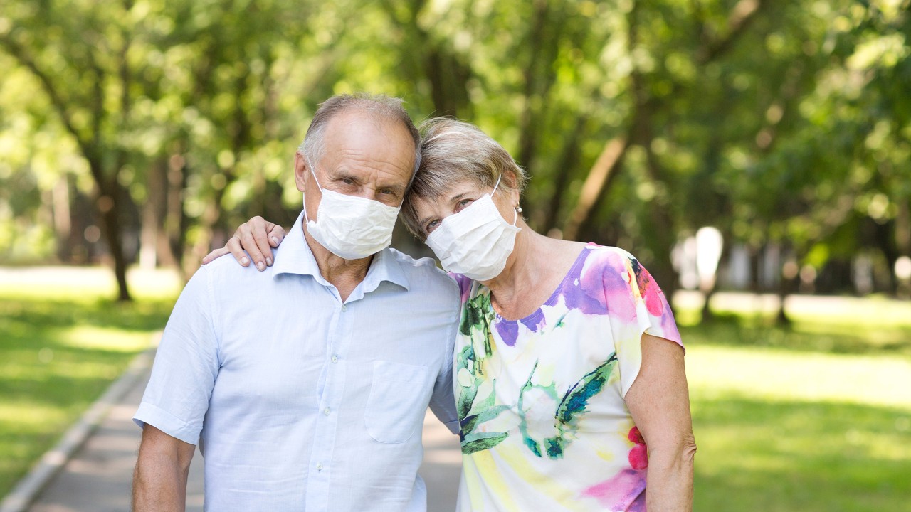 couple avec masque dans un parc