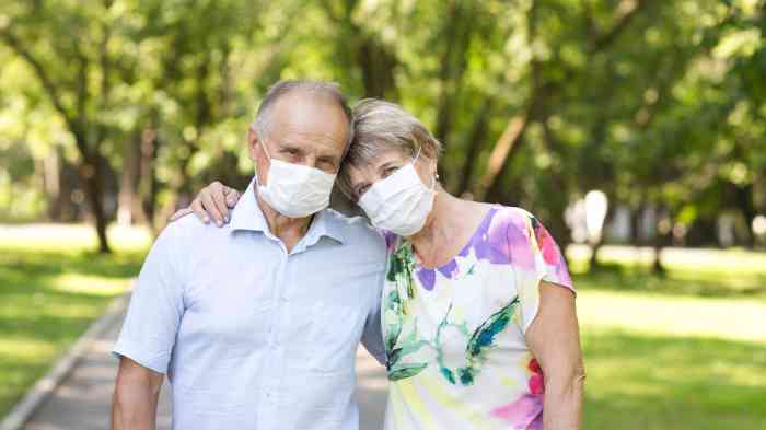 man en vrouw met mondmasker in het park