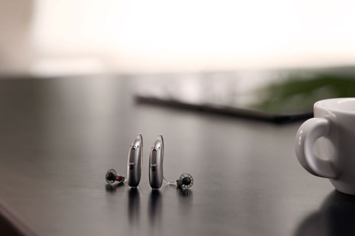 Uomo anziano e ragazzo ascoltano musica a casa