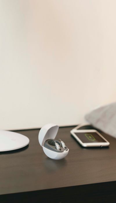Boîtier de recharge pour prothèses auditives avec smartphone connecté.