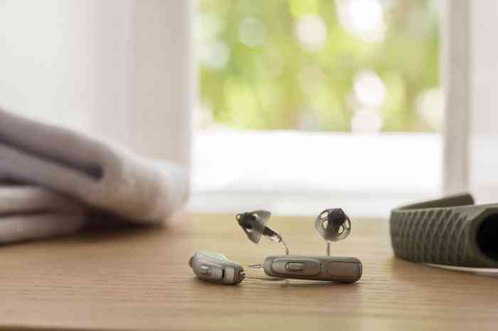 Uomo anziano e ragazzo ascoltano musica a casa