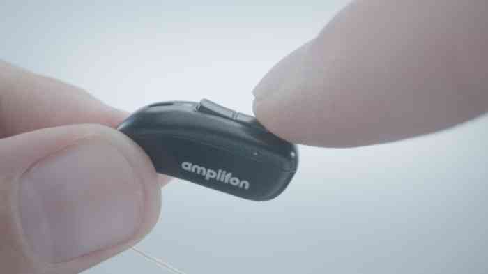 how to on and off hearing aids