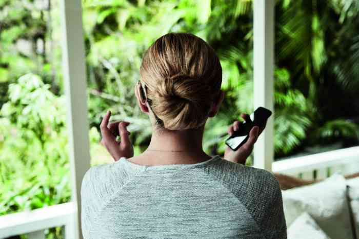 Femme avec implant auditif