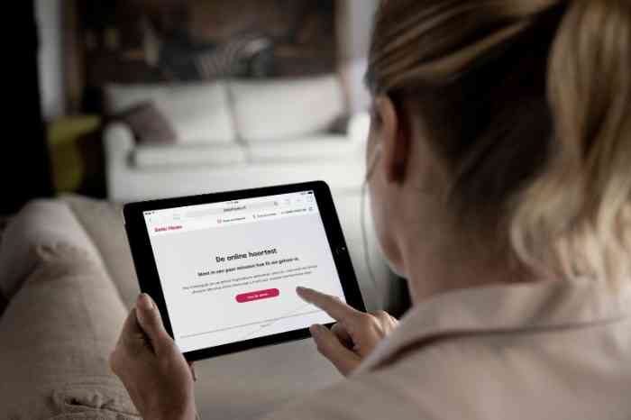 Femme utilise tablette